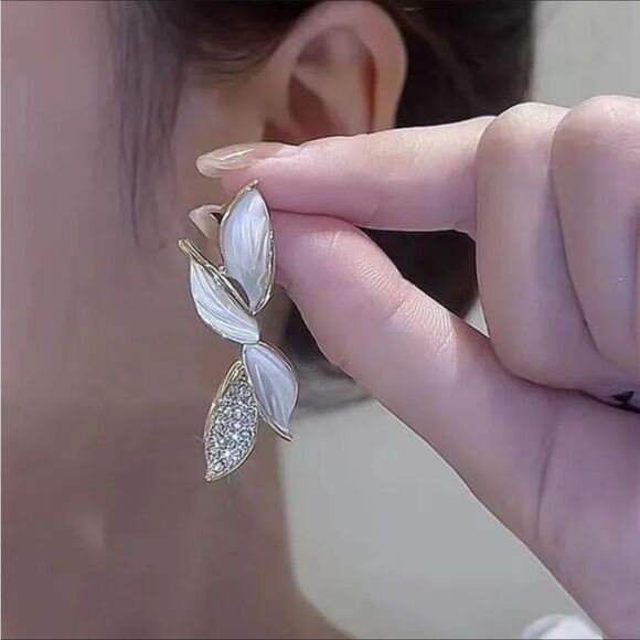 💖Beautiful Acrylic Ivory Swirl & Gold Sparkling Drop Post back Earrings💖 - Picture 4 of 8